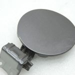 Oriģināls Toyota Yaris P13 1.3 VVT-i degvielas uzpildes vāciņš degvielas uzpildes vāks 1G3 Magnetic Grey