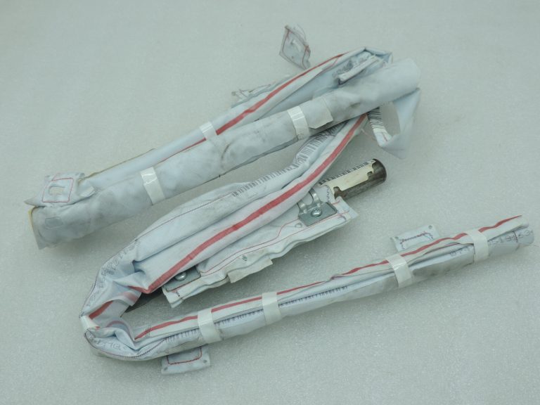 Oriģināls Toyota Yaris P13 Aizkaru drošības modulis pa labi 621700D030 62170-0D030