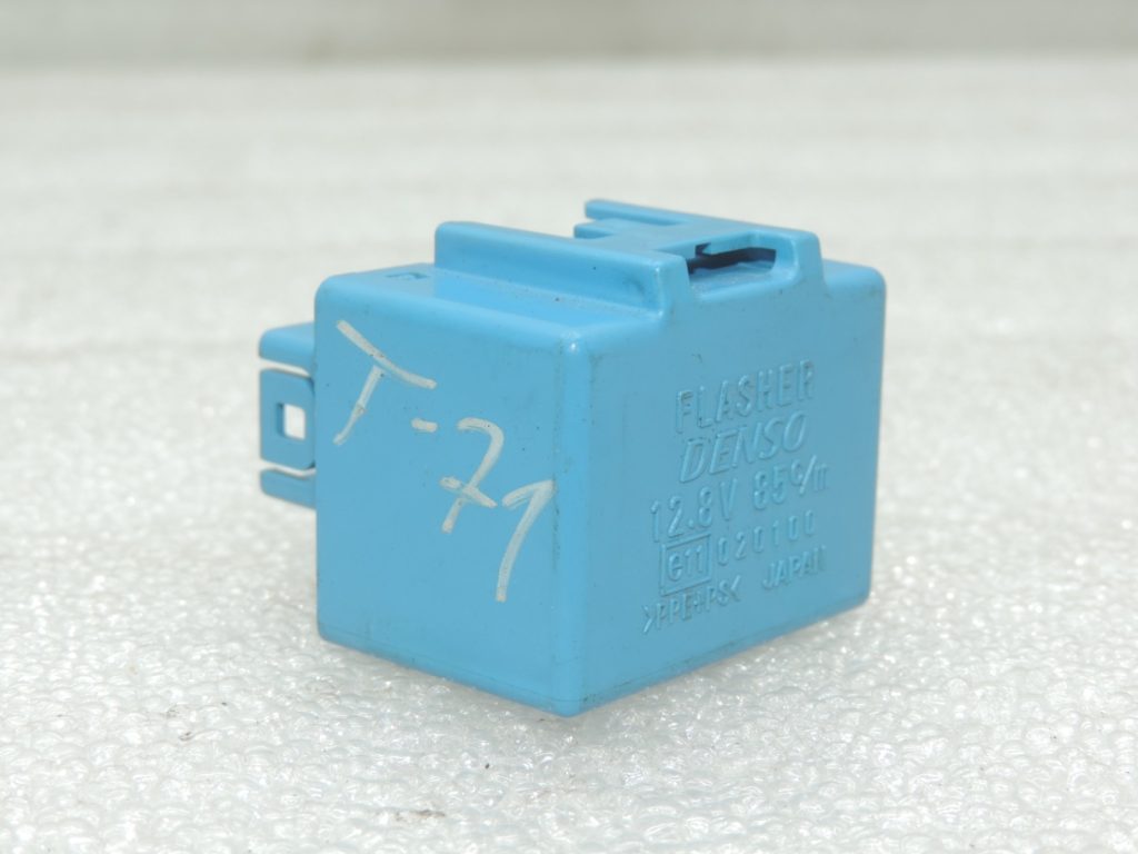 Genuine Toyota Avensis T27 Flasher relay indicator relay 81980-0D040