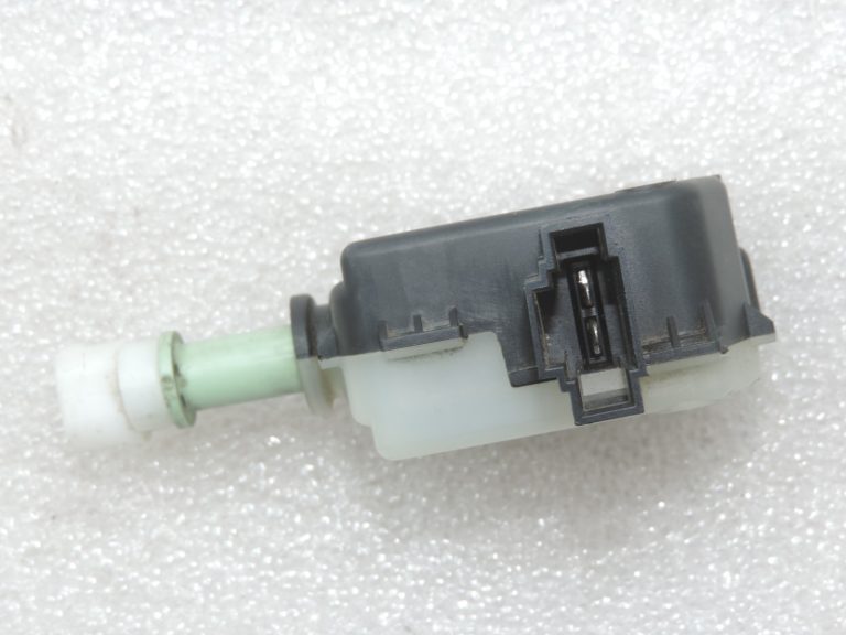 Oriģināls Toyota Avensis T27 kombi benzīna tvertnes vāciņa piedziņa 7703005030