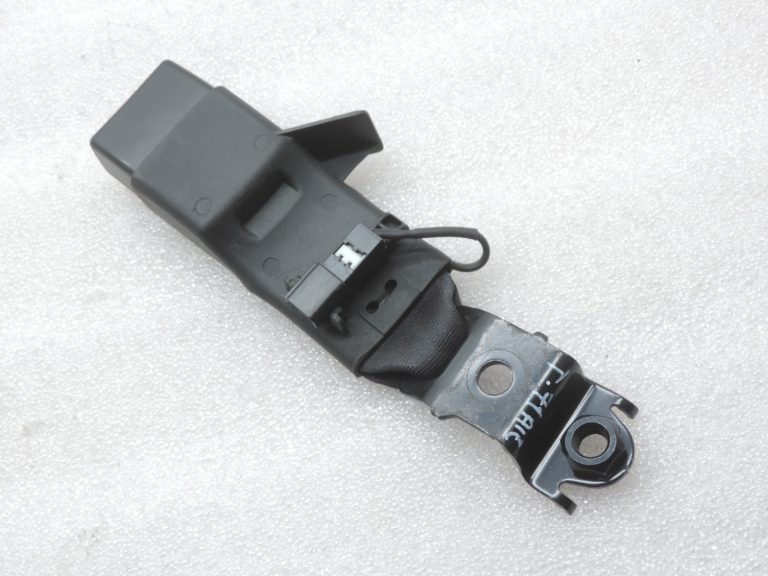 Oriģinālā Toyota Avensis T27 aizmugurējā labās drošības jostas sprādze 733800502020C0