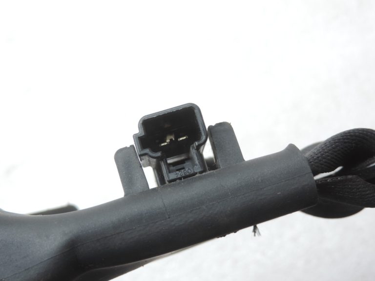 Oriģinālā Toyota Avensis T27 aizmugurējā labās drošības jostas sprādze 733800502020C0