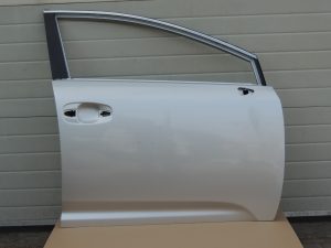 Toyota avensis T270 priekšējās labās durvis 6711205060 LB20