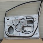 Toyota avensis T270 priekšējās labās durvis 6711205060 LB20