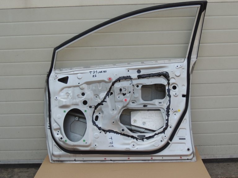 Toyota avensis T270 priekšējās labās durvis 6711205060 LB20