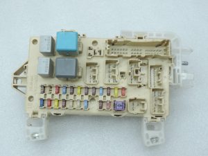 Oriģināls Toyota Corolla Verso AR10 drošinātāju bloka vadības bloks 827300F030
