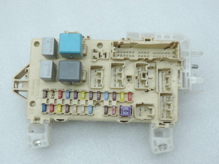 Oriģināls Toyota Corolla Verso AR10 drošinātāju bloka vadības bloks 827300F030