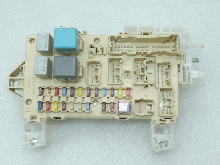Oriģināls Toyota Corolla Verso AR10 drošinātāju bloka vadības bloks 827300F030