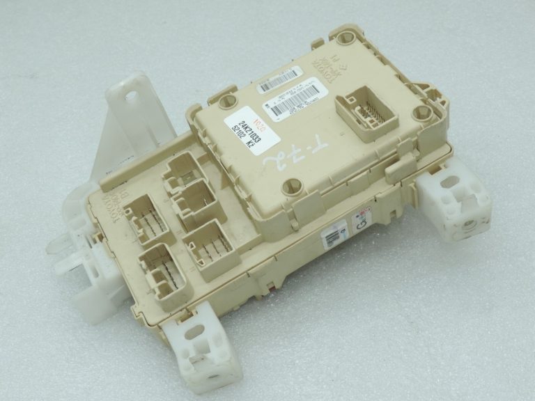 Oriģināls Toyota Corolla Verso AR10 drošinātāju bloka vadības bloks 827300F030