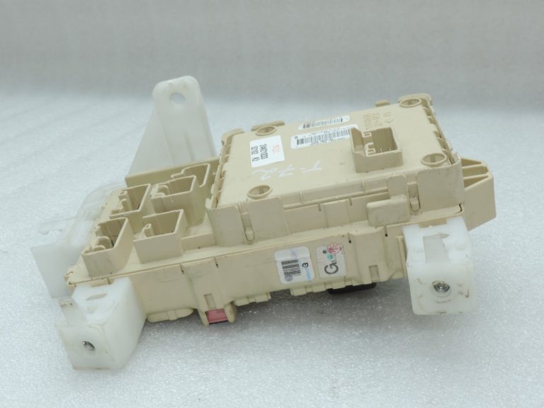 Oriģināls Toyota Corolla Verso AR10 drošinātāju bloka vadības bloks 827300F030
