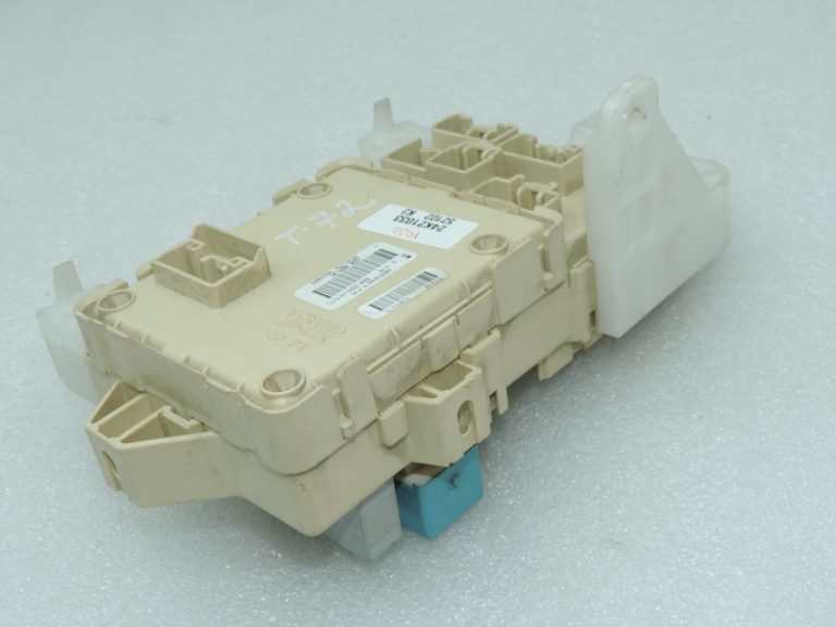 Oriģināls Toyota Corolla Verso AR10 drošinātāju bloka vadības bloks 827300F030