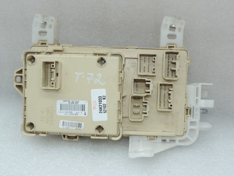 Oriģināls Toyota Corolla Verso AR10 drošinātāju bloka vadības bloks 827300F030