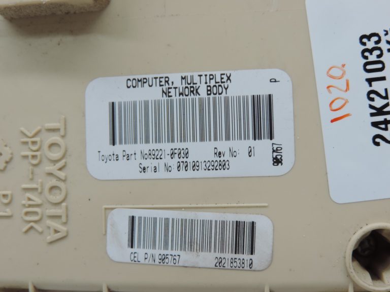 Oriģināls Toyota Corolla Verso AR10 drošinātāju bloka vadības bloks 827300F030