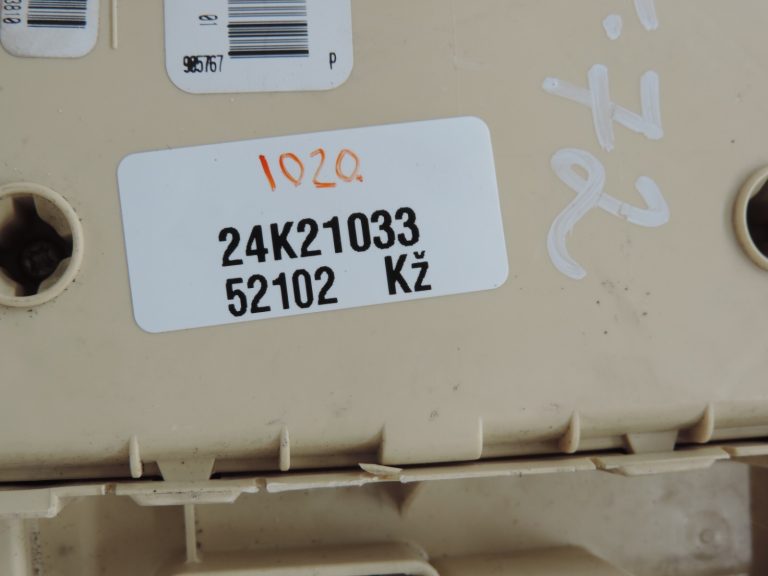 Oriģināls Toyota Corolla Verso AR10 drošinātāju bloka vadības bloks 827300F030