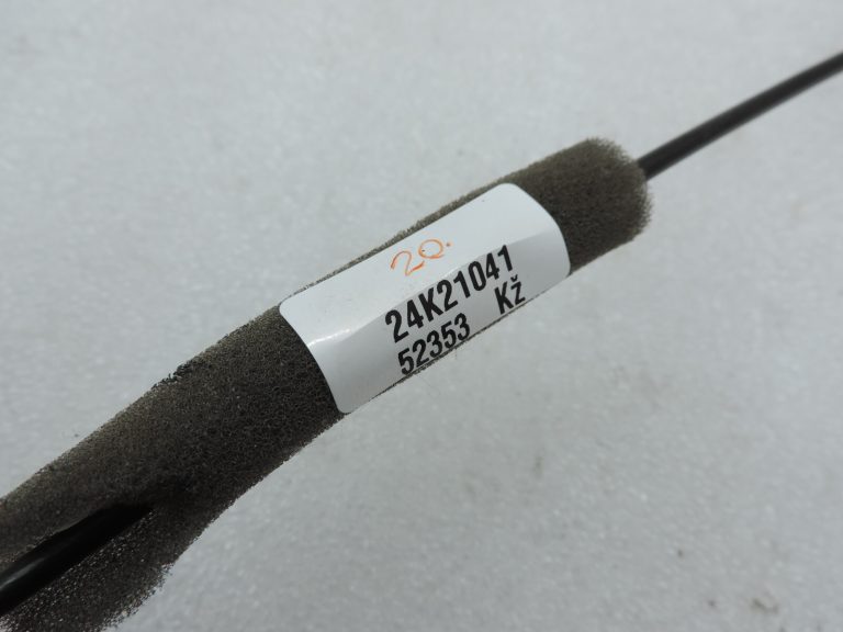 Oriģinālā Toyota Corolla Verso AR10 aizmugurējās labās puses durvju slēdzenes trose 697300F010