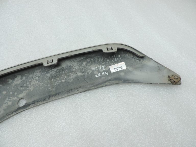 Toyota Corolla Verso AR10 priekšējā bampera pārsegs apakšējais kreisais 1C0 sudraba krāsā