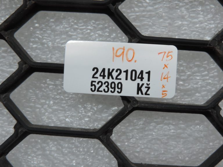 Toyota Corolla Verso AR10 Priekšējā bampera apakšējā radiatora restīte 531120F020