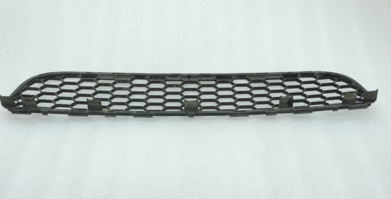 Toyota Corolla Verso AR10 Priekšējā bampera apakšējā radiatora restīte 531120F020