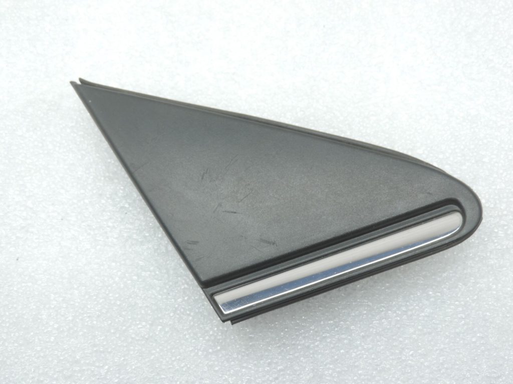 Oriģināls Toyota Avensis T25 priekšējo labās puses durvju trijstūra vāks 6011705010