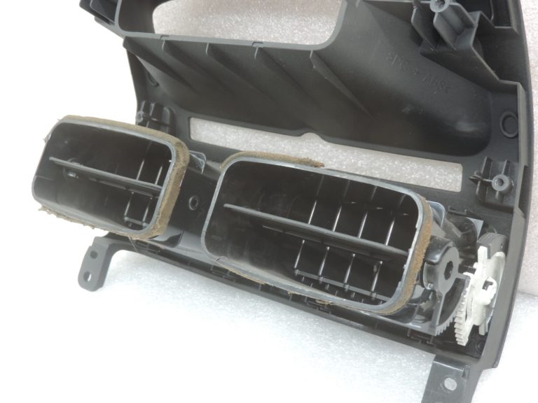 Oriģinālā Toyota Avensis T25 instrumentu paneļa centrālā ventilācijas atvere 5540405020 55404-05020