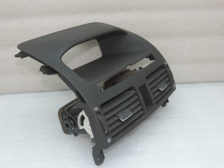 Oriģinālā Toyota Avensis T25 instrumentu paneļa centrālā ventilācijas atvere 5540405020 55404-05020