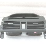 Oriģinālā Toyota Avensis T25 instrumentu paneļa centrālā ventilācijas atvere 5540405020 55404-05020