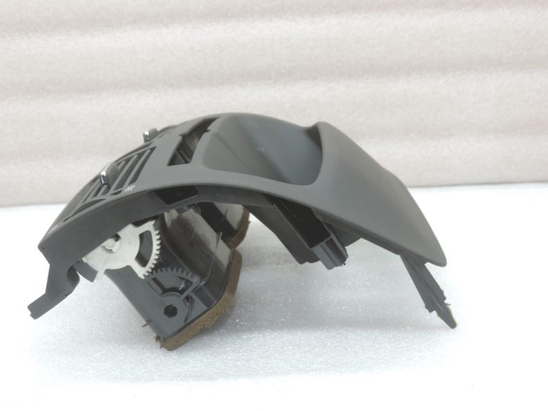 Oriģinālā Toyota Avensis T25 instrumentu paneļa centrālā ventilācijas atvere 5540405020 55404-05020