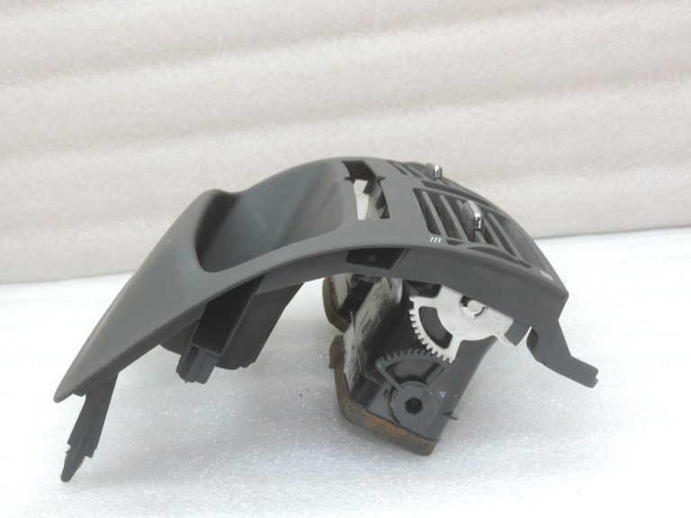 Oriģinālā Toyota Avensis T25 instrumentu paneļa centrālā ventilācijas atvere 5540405020 55404-05020