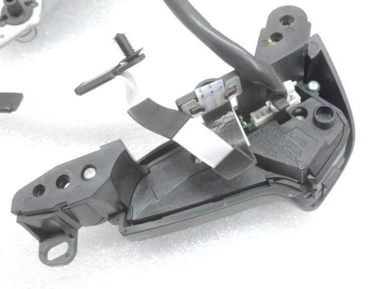 Oriģināls Toyota Avensis T25 stūres slēdzenes komplekts 8425020010 84250-20010
