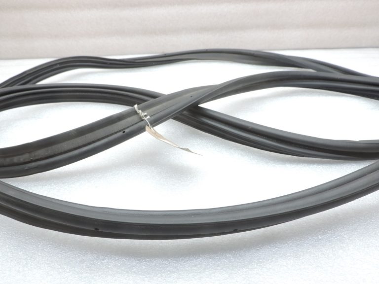 Oriģināls Toyota Avensis T25 kombi durvju blīvējums, aizmugurējo durvju blīvējums 6788105081