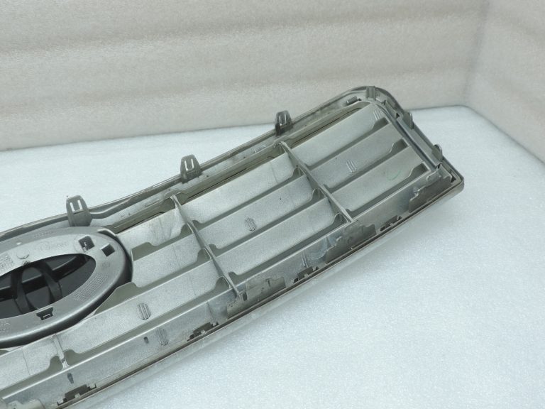 Oriģinālā Toyota Avensis T25 pirms facelift Radiatora režģis 531000505060B0