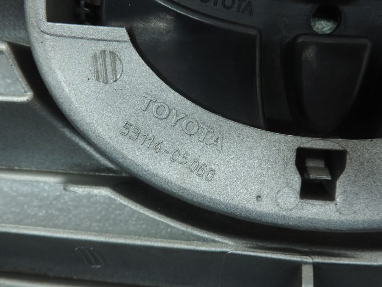 Oriģinālā Toyota Avensis T25 pirms facelift Radiatora režģis 531000505060B0