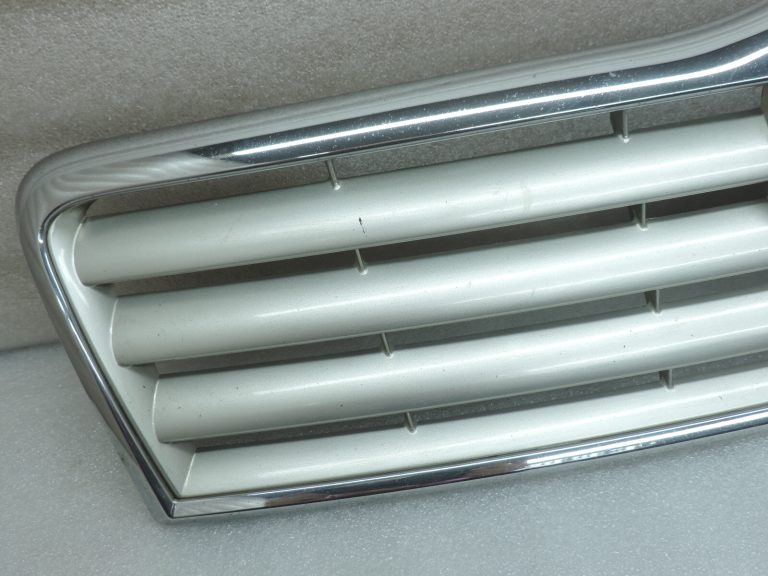 Oriģinālā Toyota Avensis T25 pirms facelift Radiatora režģis 531000505060B0