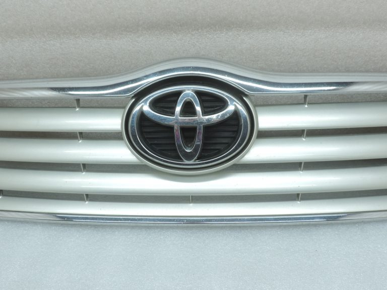 Oriģinālā Toyota Avensis T25 pirms facelift Radiatora režģis 531000505060B0
