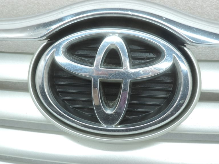 Oriģinālā Toyota Avensis T25 pirms facelift Radiatora režģis 531000505060B0