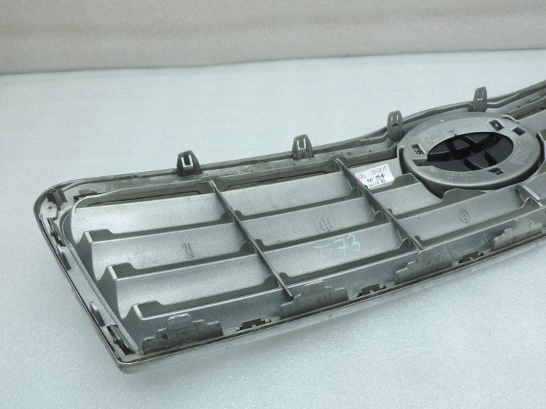 Oriģinālā Toyota Avensis T25 pirms facelift Radiatora režģis 531000505060B0