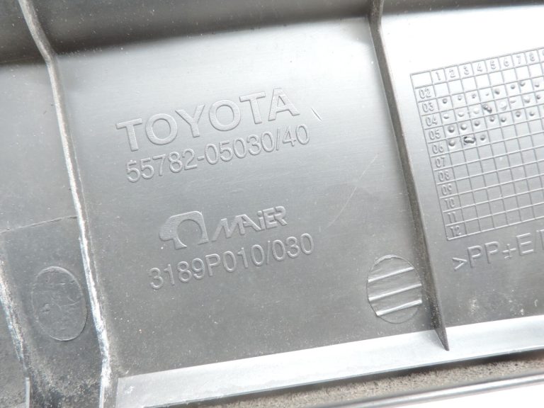 Oriģināls Toyota Avensis T25 vējstikla pārsegs kreisais deflektors