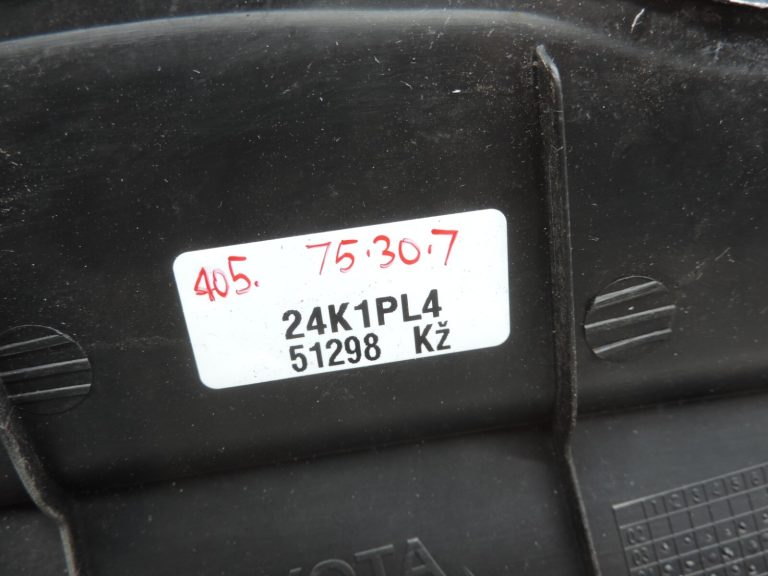 Oriģināls Toyota Avensis T25 vējstikla pārsegs kreisais deflektors