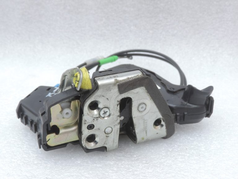 Oriģinālā Toyota Avensis T25 Corolla E12 Priekšējo kreiso durvju slēdzene 6904002152