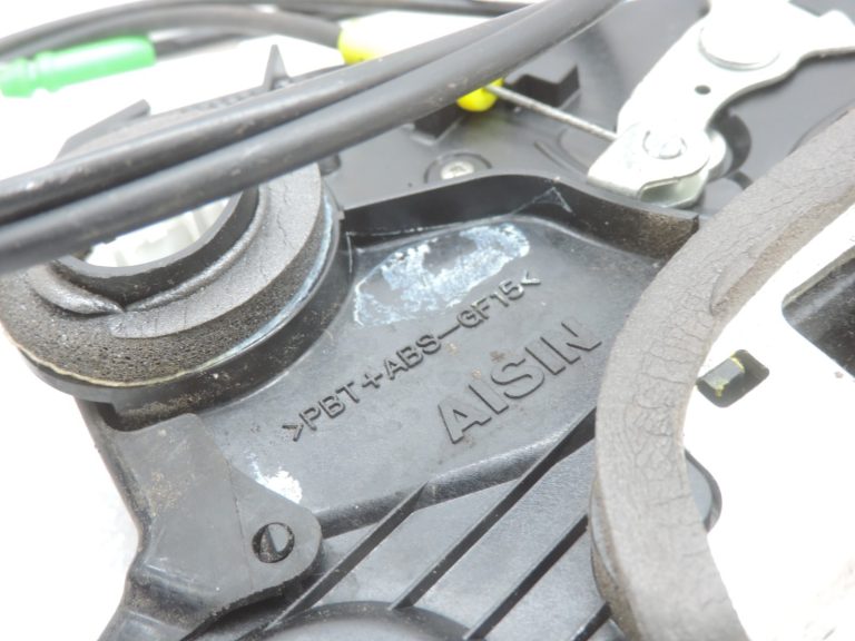 Oriģinālā Toyota Avensis T25 Corolla E12 Priekšējo kreiso durvju slēdzene 6904002152
