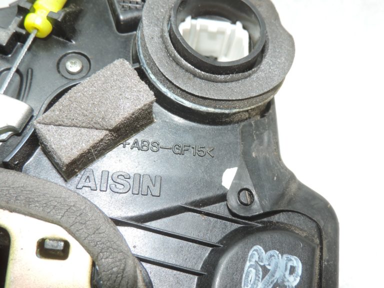 Oriģinālā Toyota Avensis T25 Corolla E12 Priekšējā labās puses durvju slēdzene 6903002162