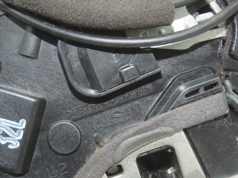 Oriģinālā Toyota Avensis T25 Corolla E12 aizmugurējā kreisā durvju slēdzene 6906002102