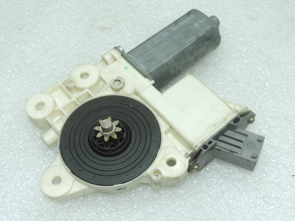 Oriģināls Toyota Avensis T25 aizmugurējā kreisā loga motors 6984005100