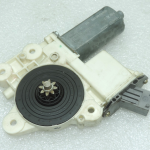 Oriģināls Toyota Avensis T25 aizmugurējā kreisā loga motors 6984005100