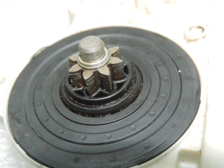 Oriģināls Toyota Avensis T25 aizmugurējā kreisā loga motors 6984005100