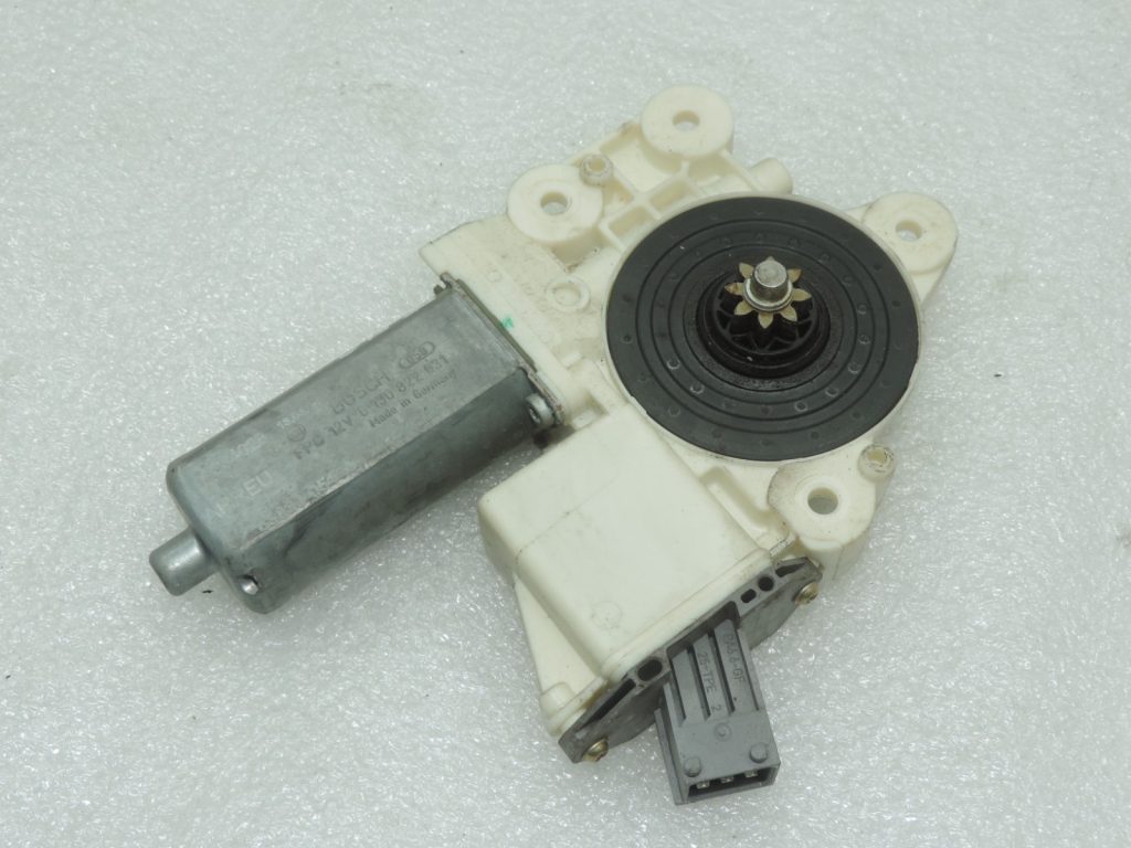 Oriģināls Toyota Avensis T25 aizmugurējā labā loga motors 6983005100