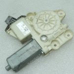Oriģināls Toyota Avensis T25 aizmugurējā labā loga motors 6983005100