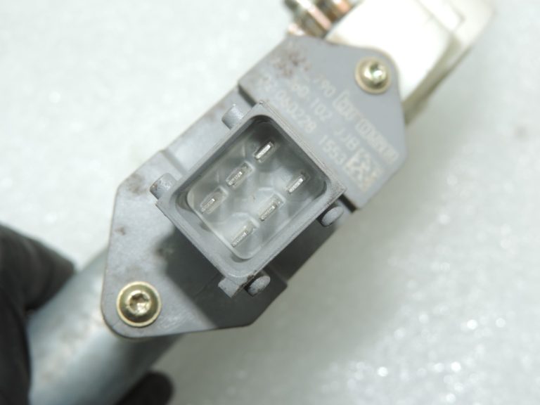 Oriģināls Toyota Avensis T25 aizmugurējā labā loga motors 6983005100