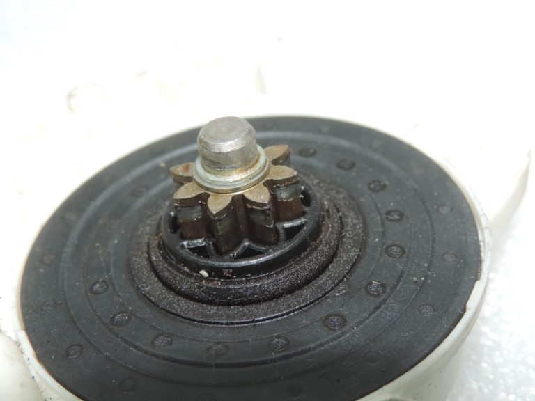 Oriģināls Toyota Avensis T25 aizmugurējā labā loga motors 6983005100