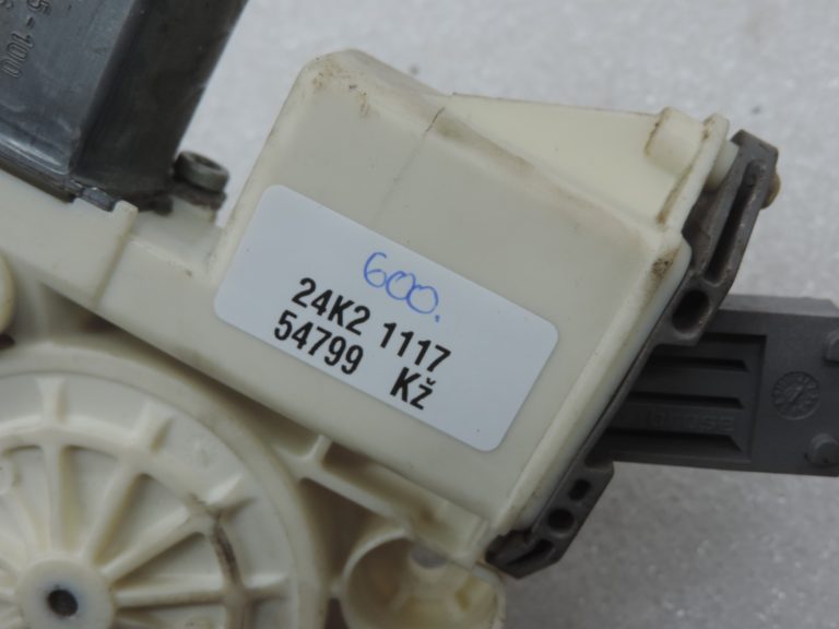 Oriģināls Toyota Avensis T25 aizmugurējā labā loga motors 6983005100